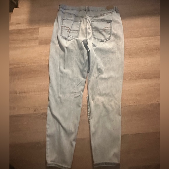 American Eagle high rise Distressed Jeans - Picture 2 of 4
